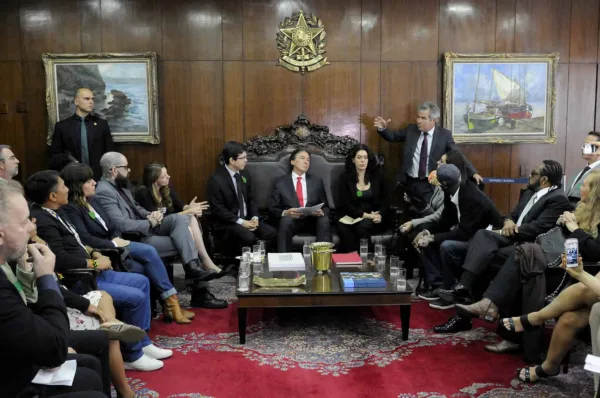 Jorge Viana participa de ato com artistas e parlamentares em defesa da Amazônia