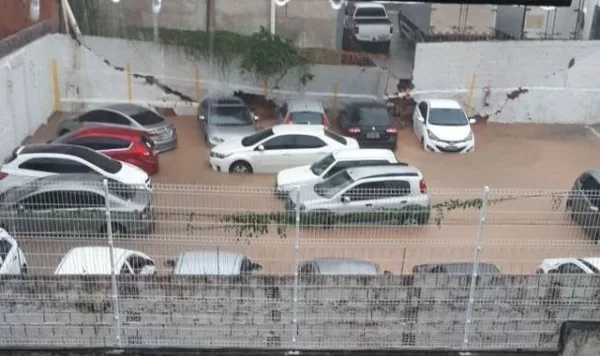 Chuva e fortes ventos deixam rastro de destruição em toda a cidade