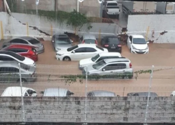 Chuva e fortes ventos deixam rastro de destruição em toda a cidade