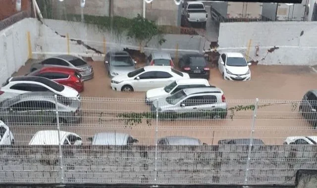 Chuva e fortes ventos deixam rastro de destruição em toda a cidade