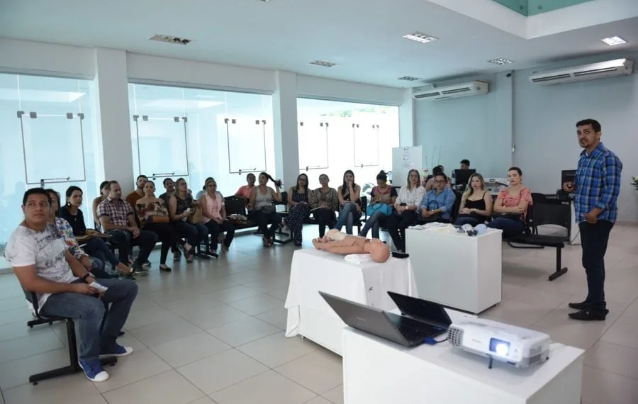 Núcleo de Educação Permanente capacita profissionais da saúde em emergências pediátricas