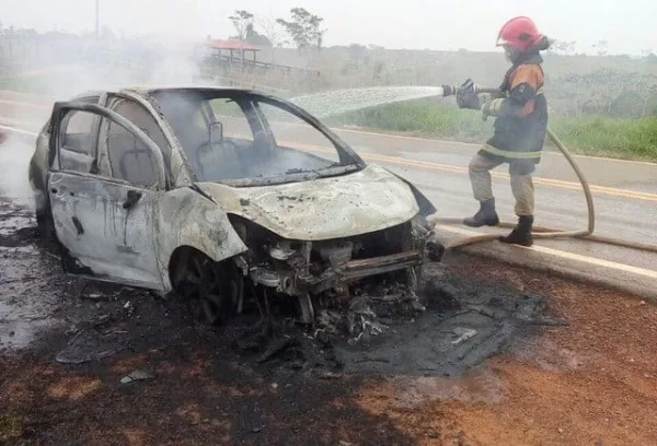 Carro pega fogo no meio de estrada durante viagem no interior do Acre e família escapa ilesa