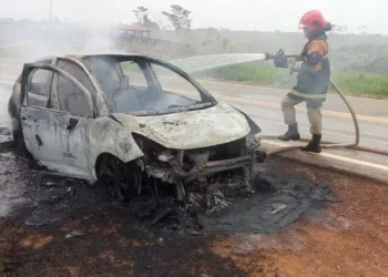 Carro pega fogo no meio de estrada durante viagem no interior do Acre e família escapa ilesa