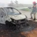 Carro pega fogo no meio de estrada durante viagem no interior do Acre e família escapa ilesa