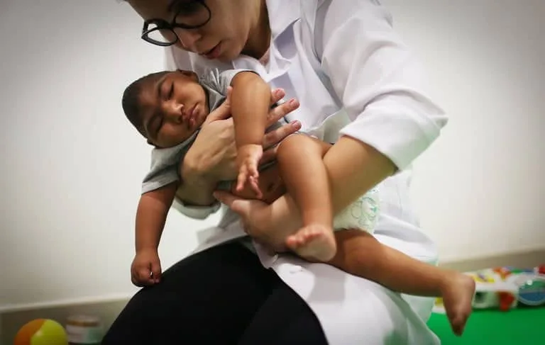 Bebês com zika terão núcleo de apoio para acompanhamento e estímulo precoce