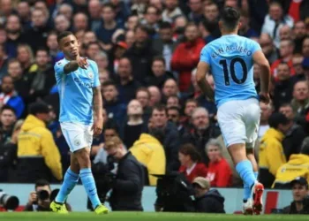 Com 2 de Jesus, Manchester City goleia Liverpool em jogo com susto de Éderson