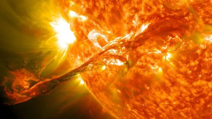 Sol liberta monstruosa erupção solar, a mais forte da década