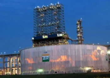 Gasolina aumenta amanhã 3,3% nas refinarias; diesel sobe 0,1%