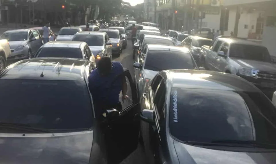 Motoristas da Uber protestam contra o PLC 28: “Querem nos transformar em taxistas”