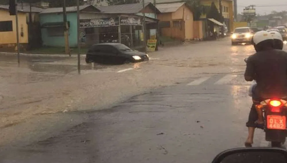 Novos estragos são registrados em Rio Branco durante chuva na tarde de terça-feira