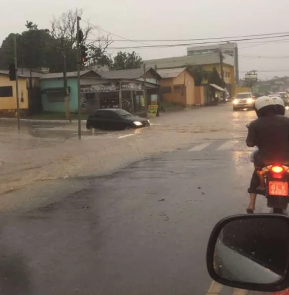 Novos estragos são registrados em Rio Branco durante chuva na tarde de terça-feira