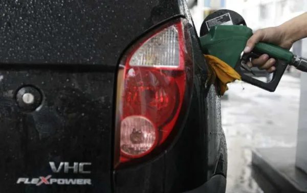 Preço da gasolina sobe pela 8ª vez seguida e bate recorde