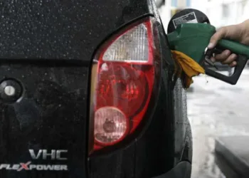 Preço da gasolina sobe pela 8ª vez seguida e bate recorde