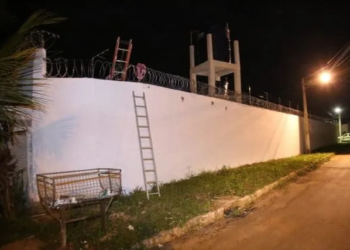 Três adolescentes fogem de centro socioeducativo usando escadas em Brasileia