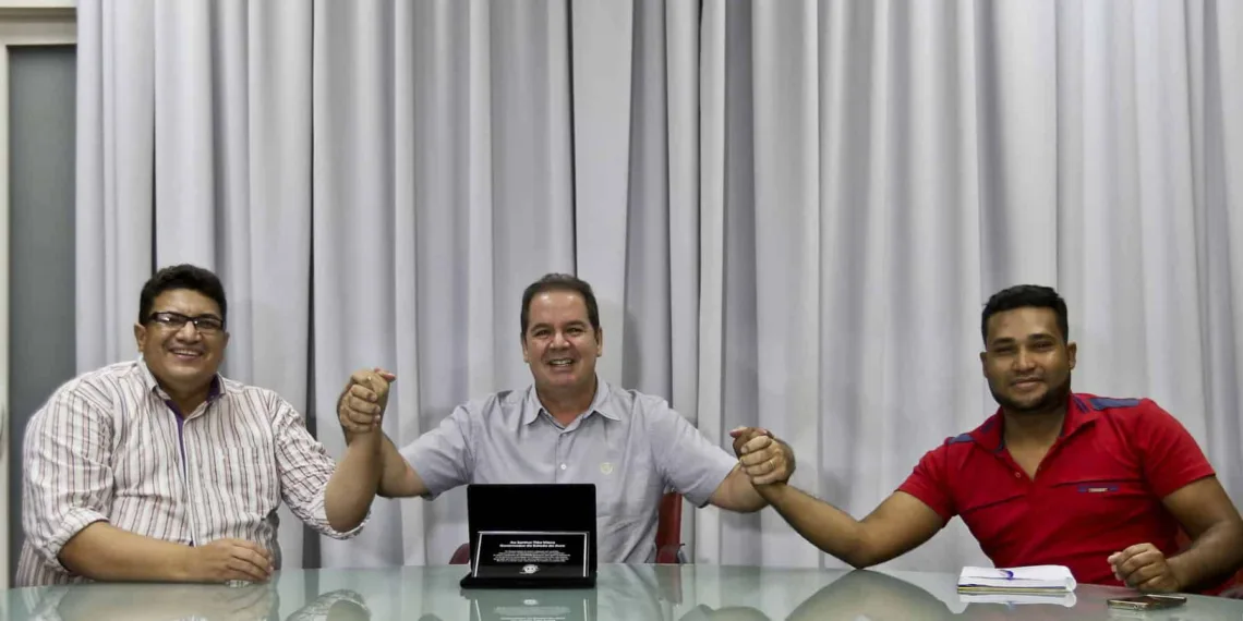Tião Viana recebe homenagem de cooperativa por geração de empregos