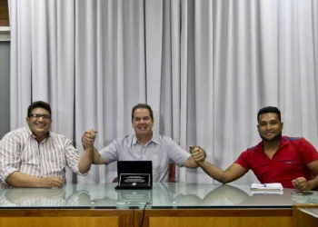 Tião Viana recebe homenagem de cooperativa por geração de empregos