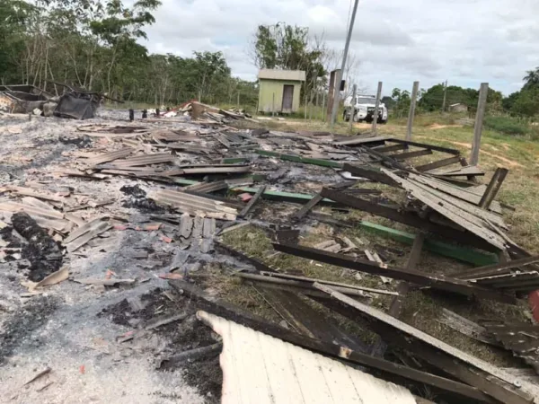 Escola incendiada por aluno improvisa salas em casas cedidas pela comunidade