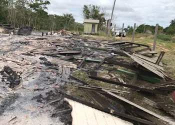 Escola incendiada por aluno improvisa salas em casas cedidas pela comunidade