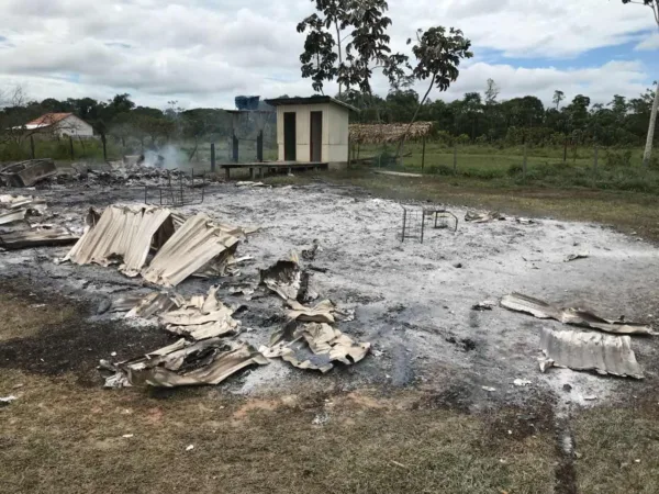 Aluno toca fogo em escola após professor chamar atenção por atraso