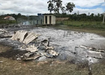 Aluno toca fogo em escola após professor chamar atenção por atraso