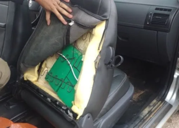 PRF/AC apreende 4 Kg de cocaína escondidos em banco de carro clonado em Xapuri