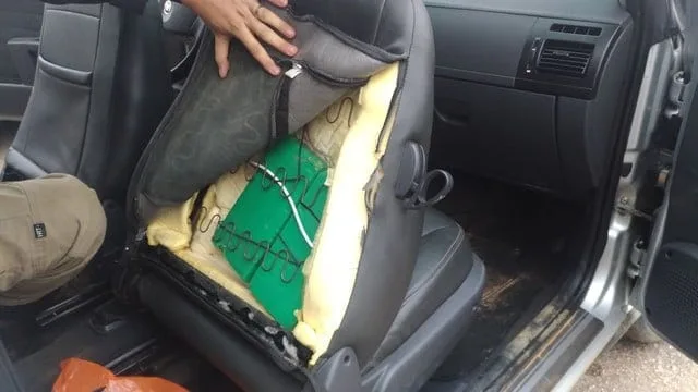 PRF/AC apreende 4 Kg de cocaína escondidos em banco de carro clonado em Xapuri