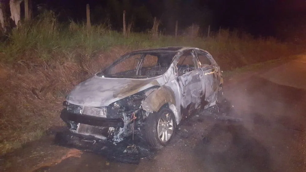 Policial federal é sequestrado ao sair de farmácia e tem carro incendiado em estrada de terra no Acre