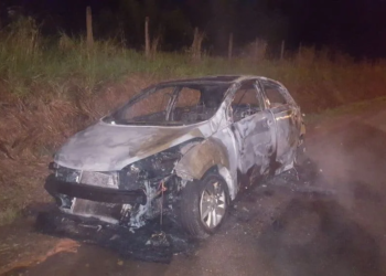 Policial federal é sequestrado ao sair de farmácia e tem carro incendiado em estrada de terra no Acre