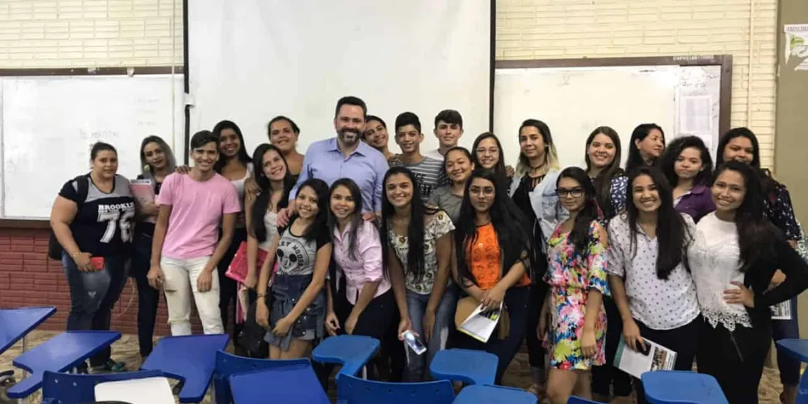 No Vale do Acre, Alan Rick participa de reunião com estudantes de medicina e inauguração de rua pavimentada
