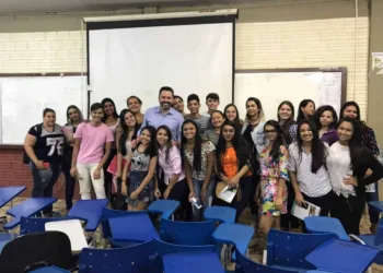 No Vale do Acre, Alan Rick participa de reunião com estudantes de medicina e inauguração de rua pavimentada