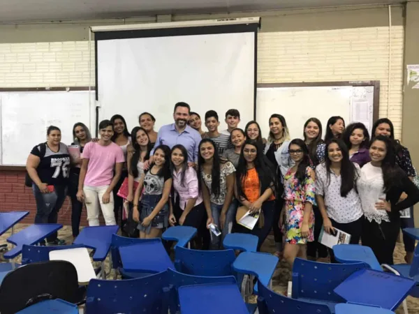 No Vale do Acre, Alan Rick participa de reunião com estudantes de medicina e inauguração de rua pavimentada