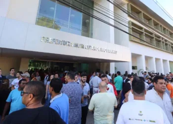 Militantes e servidores municipais realizam ato em frente à sede da prefeitura