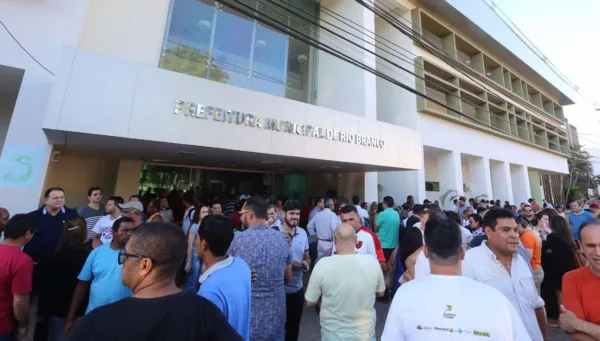 Militantes e servidores municipais realizam ato em frente à sede da prefeitura