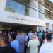 Militantes e servidores municipais realizam ato em frente à sede da prefeitura