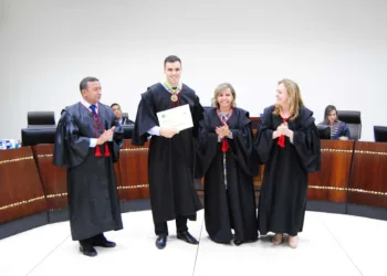 Juiz Guilherme Michelazzo recebe Medalha do Mérito da Justiça Eleitoral do Acre