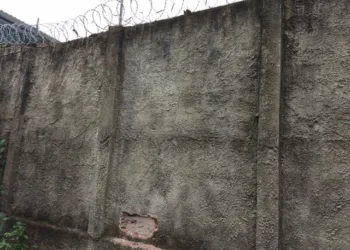 Concessionária é invadida e bandidos furtam cerca de R$15 mil em dinheiro, computadores e cheques