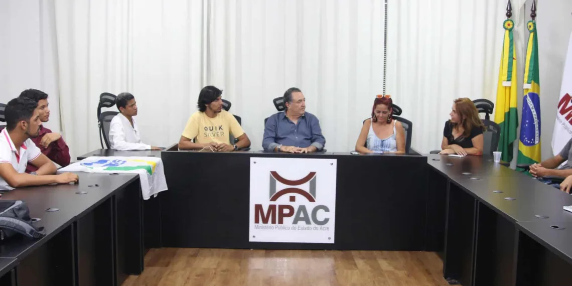 Ativistas buscam o MPAC para pedir providências contra fixação de outdoor