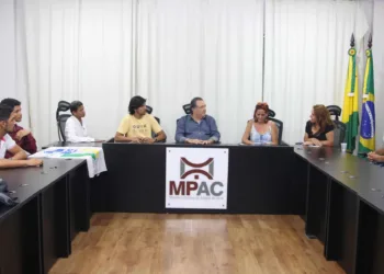 Ativistas buscam o MPAC para pedir providências contra fixação de outdoor