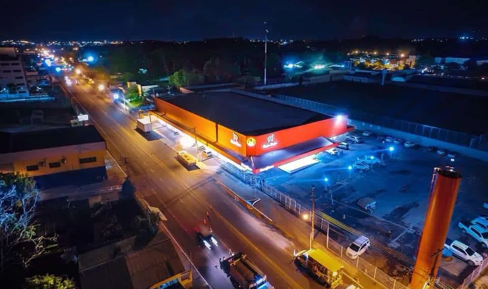 Acreanos comentam funcionamento de supermercado 24 horas