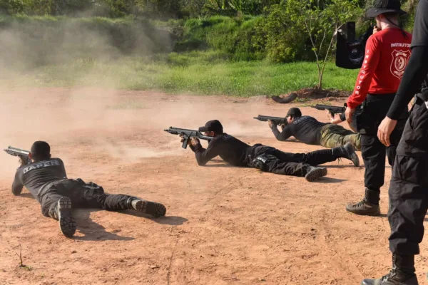 Agentes penitenciários recebem instruções de tiro e manuseio de armamento