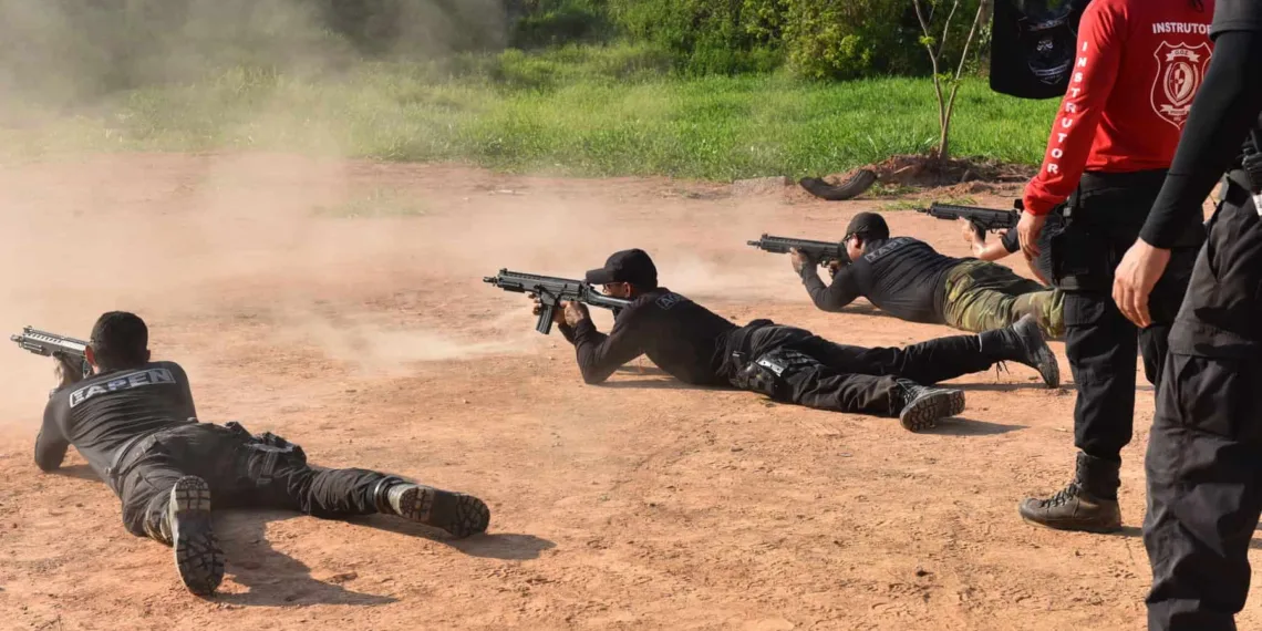 Agentes penitenciários recebem instruções de tiro e manuseio de armamento