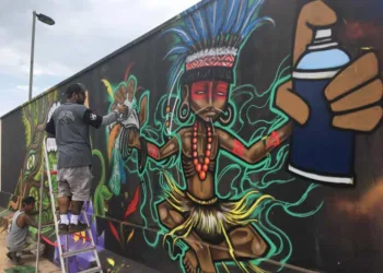 Com o apoio da prefeitura, grafiteiros entregam maior painel horizontal de arte urbana do Acre