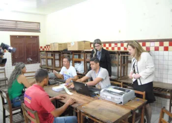 Neutel Maia recebe equipe do TRE para a troca de títulos eleitorais da 10ª Zona