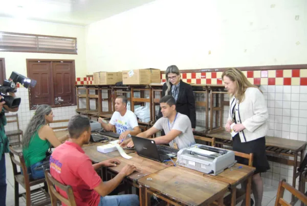 Neutel Maia recebe equipe do TRE para a troca de títulos eleitorais da 10ª Zona