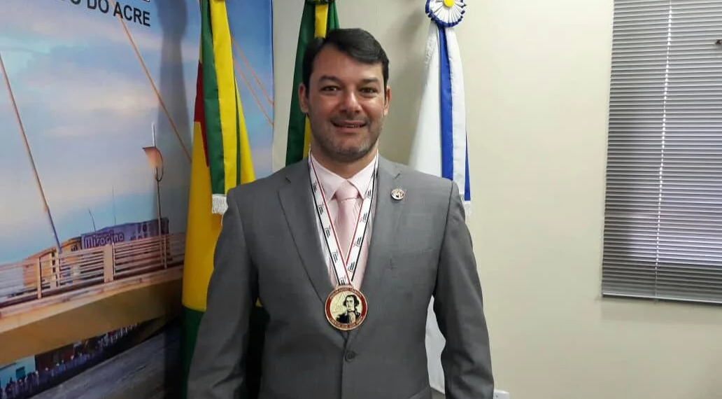 Roberto Duarte recebe “Medalha Alferes Tiradentes” como vereador mais atuante de 2017
