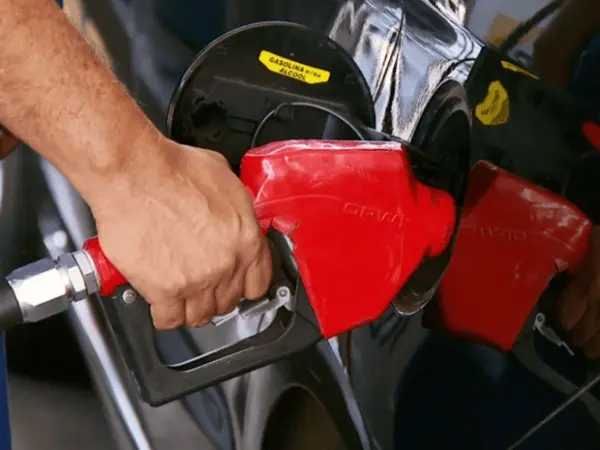 Preço médio da gasolina no Brasil atinge máxima pela 2ª semana seguida, diz ANP