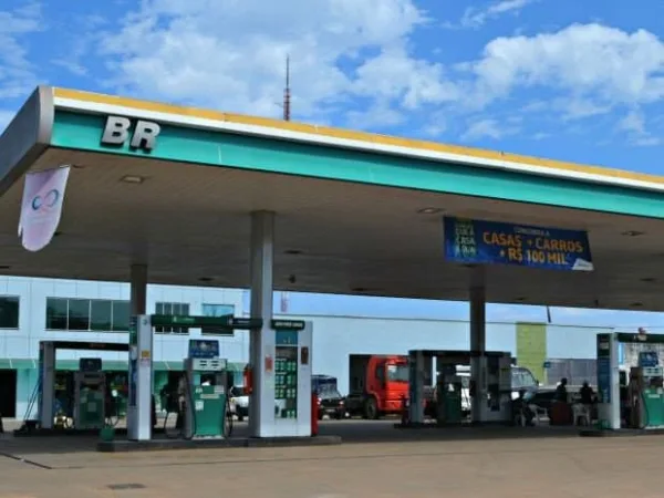 Petrobras anuncia novo corte em gasolina; preço cai 2,6% a partir de quarta-feira