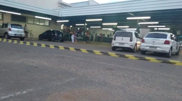 Durante perseguição, suspeito armado invade supermercado e atira contra homem