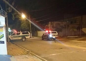 Dois homens morrem após serem atropelados por viatura durante perseguição policial