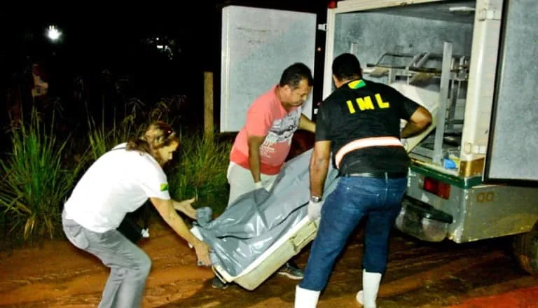 Homem invade casa e atira contra mãe e filha na Capital